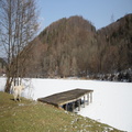 Winterlandschaft mit Steg am Thalersee bei Graz 