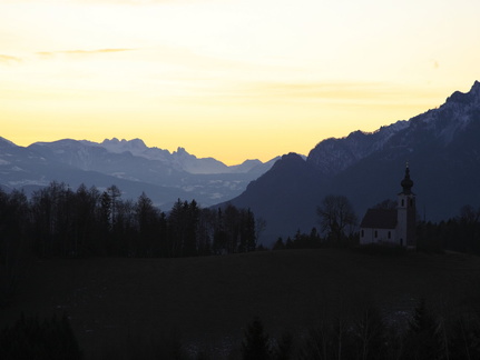 Serie Berchtesgadener Land: Der Johannishögl bei Piding im Sonnenaufgang 