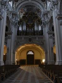 Der Dom St. Stephan ist die Bischofskirche des Bistum Passau. Die Kirche befindet sich am höchsten Punkt der Passauer Altstadt. Der Dom wurde nach dem großen Stadtbrand von 1662 im Stil des Barock wieder aufgebaut.
