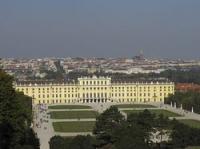 Schloss Schönbrunn gehört neben dem Stephansdom, der Hofburg mit dem Sisi-Museum und dem Schloss Belvedere zu den bekanntesten Sehenswürdigkeiten in Wien. Schloss Schönbrunn ist das größte Schloss Österreichs.