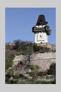 Der Grazer Uhrturm gilt als Wahrzeichen von Graz. Er ist einer der letzen Überreste der Grazer Burg, die nach der Besetzung Wiens 1809 durch Napoleon geschliffen werden mußte. Der Glockenturm und der Uhrturm wurden von den Grazern freigekauft.