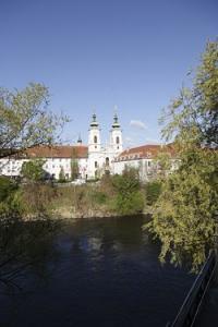 Die Kirche Mariahilf in Graz. Aufnahme vom rechte Murufer. Die Kirche Mariahilf zählt zu den schönsten Sakralbauten in der steirischen Landeshauptstadt.